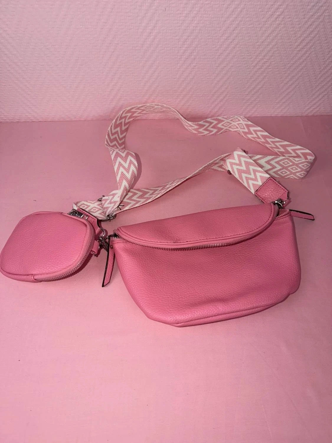 Sac banane rose peu mis très bonne état pas de soucis